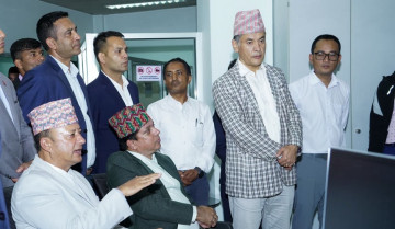 बत्ती नजाँदै गयो भनेर आतंक फैल्याउनेको नम्बर नोट गर्न मन्त्री खड्काको आग्रह